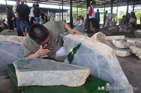 黑色翡翠原石灯照不进去,黑色翡翠原石一般出什么料-第1张图片-翡翠网 黑色翡翠原石灯照不进去,黑色翡翠原石一般出什么料-第1张图片-翡翠网