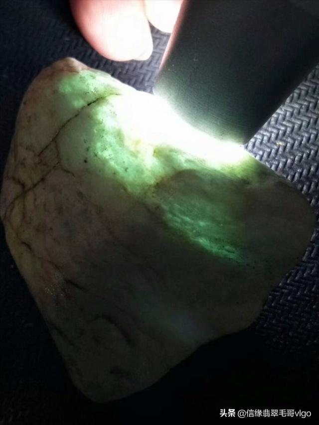 黑色翡翠原石灯照不进去,黑色翡翠原石一般出什么料-第5张图片-翡翠网 黑色翡翠原石灯照不进去,黑色翡翠原石一般出什么料-第5张图片-翡翠网