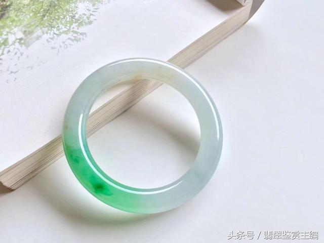 翡翠手镯表面有点磨痕翡翠手镯表面有点磨损-第2张图片-翡翠网 翡翠手镯表面有点磨痕翡翠手镯表面有点磨损-第2张图片-翡翠网