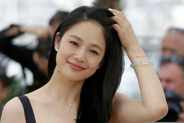 明星戴翡翠手镯的高清图片翡翠手镯明星-第2张图片-翡翠网 明星戴翡翠手镯的高清图片翡翠手镯明星-第2张图片-翡翠网