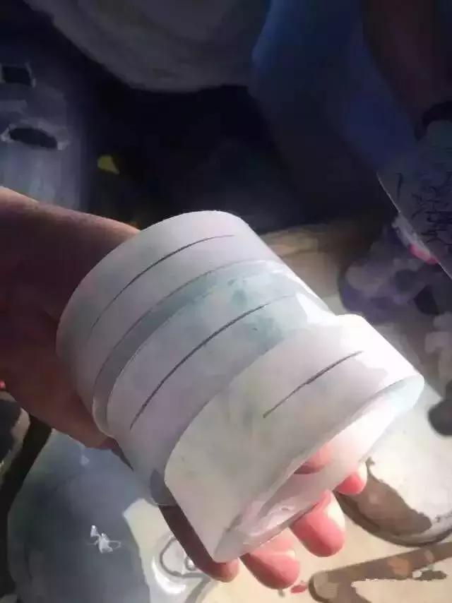 黄皮翡翠原石一般出什么料,翡翠手镯带黄皮-第4张图片-翡翠网 黄皮翡翠原石一般出什么料,翡翠手镯带黄皮-第4张图片-翡翠网