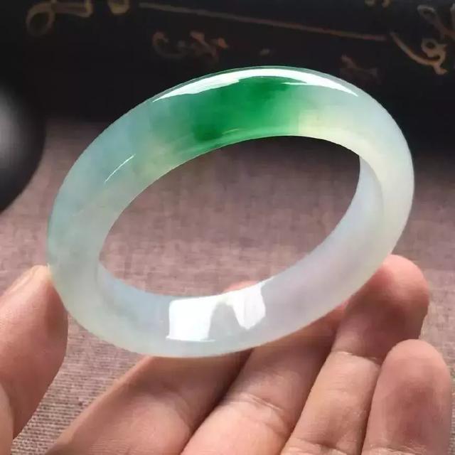 翡翠原石切出冰春绿,龙肯翡翠原石切不死-第1张图片-翡翠网 翡翠原石切出冰春绿,龙肯翡翠原石切不死-第1张图片-翡翠网