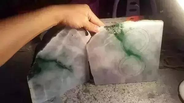 翡翠原石切出冰春绿,龙肯翡翠原石切不死-第2张图片-翡翠网 翡翠原石切出冰春绿,龙肯翡翠原石切不死-第2张图片-翡翠网