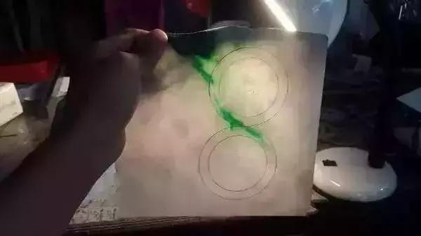 翡翠原石切出冰春绿,龙肯翡翠原石切不死-第3张图片-翡翠网 翡翠原石切出冰春绿,龙肯翡翠原石切不死-第3张图片-翡翠网