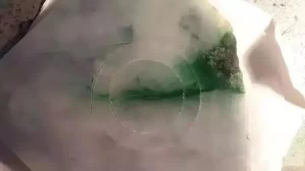 翡翠原石切出冰春绿,龙肯翡翠原石切不死-第4张图片-翡翠网 翡翠原石切出冰春绿,龙肯翡翠原石切不死-第4张图片-翡翠网