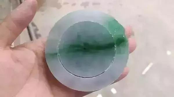 翡翠原石切出冰春绿,龙肯翡翠原石切不死-第5张图片-翡翠网 翡翠原石切出冰春绿,龙肯翡翠原石切不死-第5张图片-翡翠网