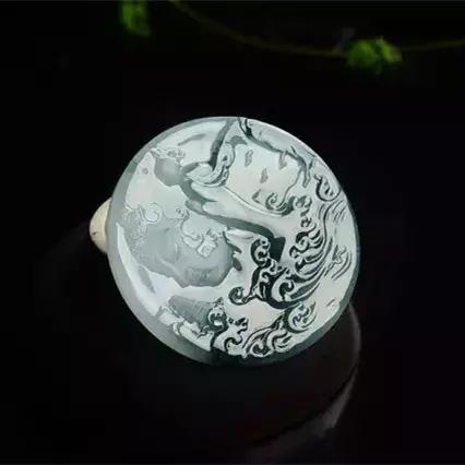 翡翠原石切出冰春绿,龙肯翡翠原石切不死-第7张图片-翡翠网 翡翠原石切出冰春绿,龙肯翡翠原石切不死-第7张图片-翡翠网