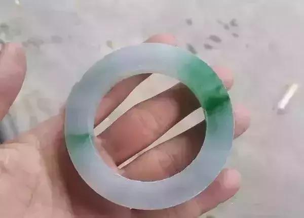 翡翠原石切出冰春绿,龙肯翡翠原石切不死-第10张图片-翡翠网 翡翠原石切出冰春绿,龙肯翡翠原石切不死-第10张图片-翡翠网