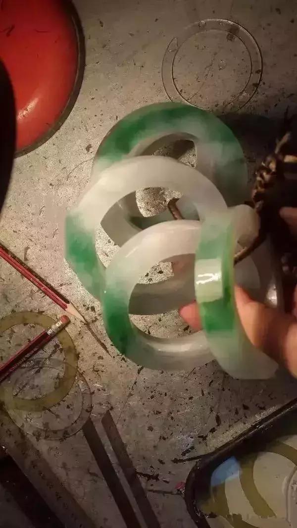 翡翠原石切出冰春绿,龙肯翡翠原石切不死-第11张图片-翡翠网 翡翠原石切出冰春绿,龙肯翡翠原石切不死-第11张图片-翡翠网