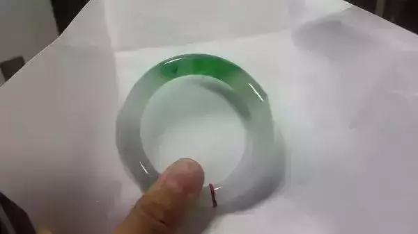 翡翠原石切出冰春绿,龙肯翡翠原石切不死-第13张图片-翡翠网 翡翠原石切出冰春绿,龙肯翡翠原石切不死-第13张图片-翡翠网