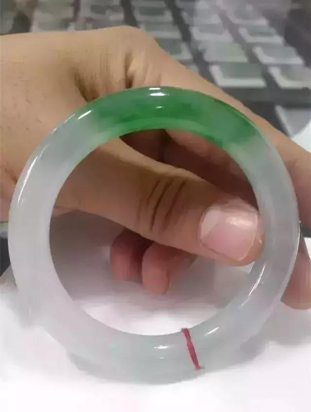 翡翠原石切出冰春绿,龙肯翡翠原石切不死-第14张图片-翡翠网 翡翠原石切出冰春绿,龙肯翡翠原石切不死-第14张图片-翡翠网