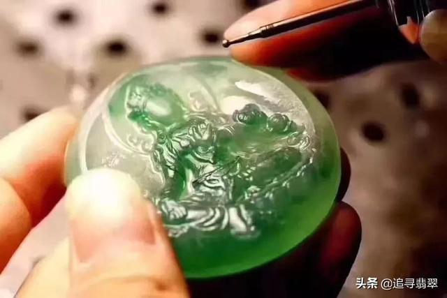 仙气飘飘的翡翠手镯图片,飘飘花花翡翠手镯-第3张图片-翡翠网 仙气飘飘的翡翠手镯图片,飘飘花花翡翠手镯-第3张图片-翡翠网