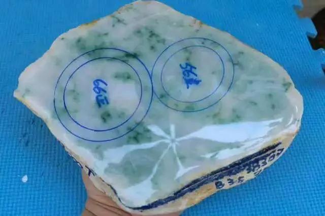 黄皮木那翡翠原石特点,马达木砍翡翠原石-第2张图片-翡翠网 黄皮木那翡翠原石特点,马达木砍翡翠原石-第2张图片-翡翠网