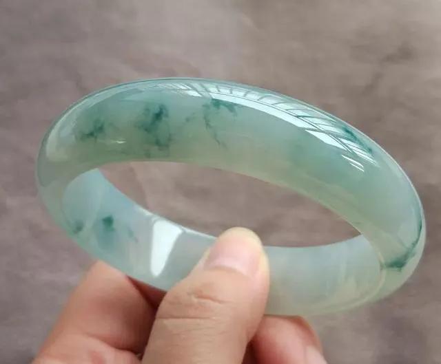 黄皮木那翡翠原石特点,马达木砍翡翠原石-第5张图片-翡翠网 黄皮木那翡翠原石特点,马达木砍翡翠原石-第5张图片-翡翠网