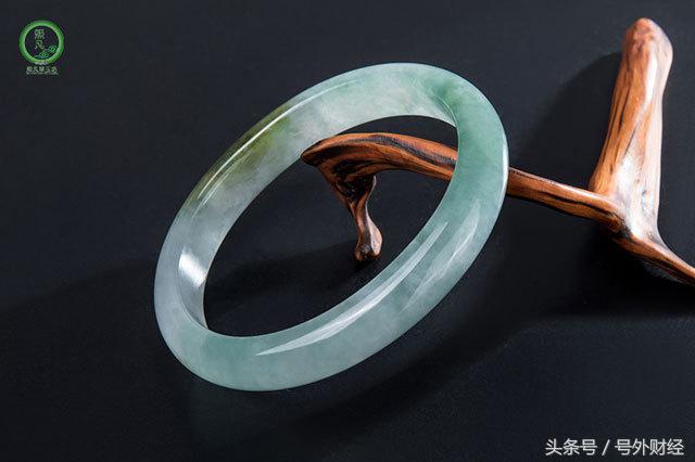 怎样识别翡翠手镯的真假怎样识别翡翠手镯的好坏-第3张图片-翡翠网 怎样识别翡翠手镯的真假怎样识别翡翠手镯的好坏-第3张图片-翡翠网