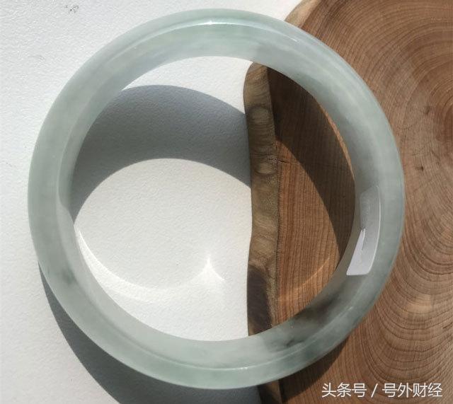 怎样识别翡翠手镯的真假怎样识别翡翠手镯的好坏-第5张图片-翡翠网 怎样识别翡翠手镯的真假怎样识别翡翠手镯的好坏-第5张图片-翡翠网