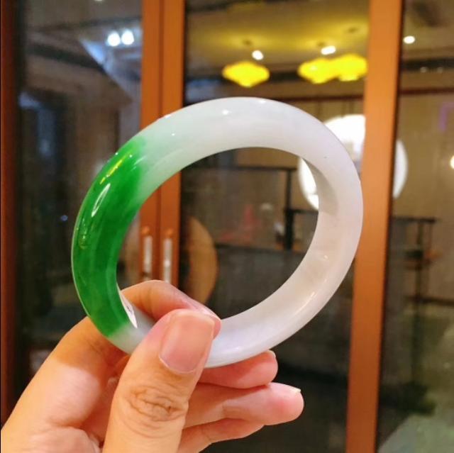 翡翠黑色拿灯照绿色打灯绿色的黑色翡翠手镯价格-第5张图片-翡翠网 翡翠黑色拿灯照绿色打灯绿色的黑色翡翠手镯价格-第5张图片-翡翠网