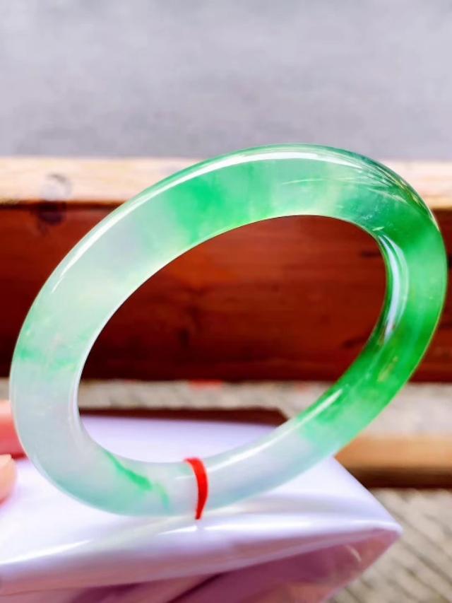 翡翠黑色拿灯照绿色打灯绿色的黑色翡翠手镯价格-第6张图片-翡翠网 翡翠黑色拿灯照绿色打灯绿色的黑色翡翠手镯价格-第6张图片-翡翠网