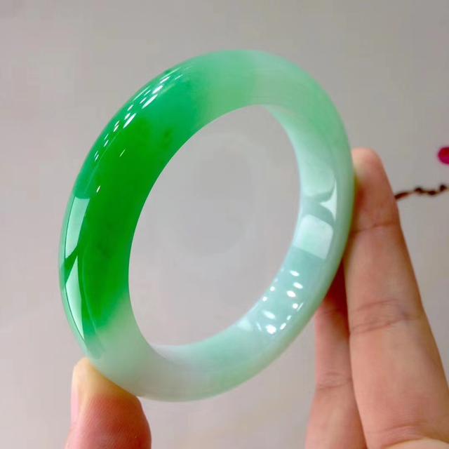 翡翠黑色拿灯照绿色打灯绿色的黑色翡翠手镯价格-第9张图片-翡翠网 翡翠黑色拿灯照绿色打灯绿色的黑色翡翠手镯价格-第9张图片-翡翠网