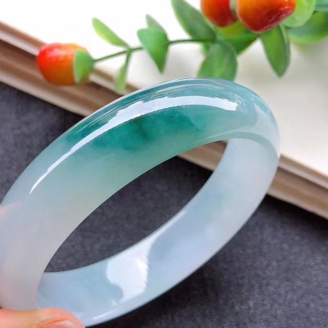 翡翠黑色拿灯照绿色打灯绿色的黑色翡翠手镯价格-第10张图片-翡翠网 翡翠黑色拿灯照绿色打灯绿色的黑色翡翠手镯价格-第10张图片-翡翠网