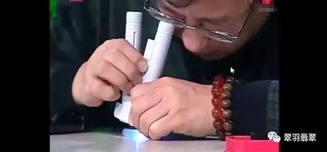 清代帝王绿翡翠手镯鉴宝视频,清朝翡翠手镯鉴宝-第3张图片-翡翠网 清代帝王绿翡翠手镯鉴宝视频,清朝翡翠手镯鉴宝-第3张图片-翡翠网