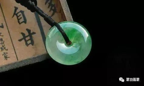 清代帝王绿翡翠手镯鉴宝视频,清朝翡翠手镯鉴宝-第16张图片-翡翠网 清代帝王绿翡翠手镯鉴宝视频,清朝翡翠手镯鉴宝-第16张图片-翡翠网