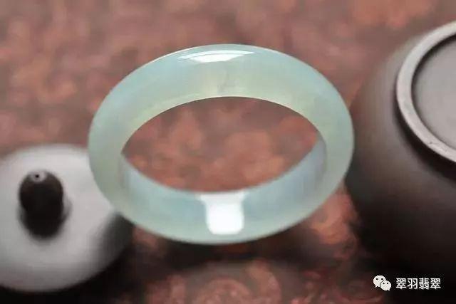 清代帝王绿翡翠手镯鉴宝视频,清朝翡翠手镯鉴宝-第17张图片-翡翠网 清代帝王绿翡翠手镯鉴宝视频,清朝翡翠手镯鉴宝-第17张图片-翡翠网