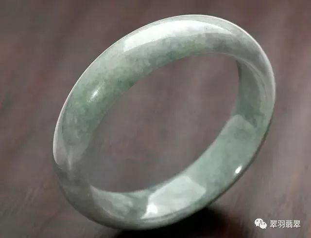 清代帝王绿翡翠手镯鉴宝视频,清朝翡翠手镯鉴宝-第18张图片-翡翠网 清代帝王绿翡翠手镯鉴宝视频,清朝翡翠手镯鉴宝-第18张图片-翡翠网