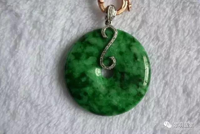 清代帝王绿翡翠手镯鉴宝视频,清朝翡翠手镯鉴宝-第19张图片-翡翠网 清代帝王绿翡翠手镯鉴宝视频,清朝翡翠手镯鉴宝-第19张图片-翡翠网