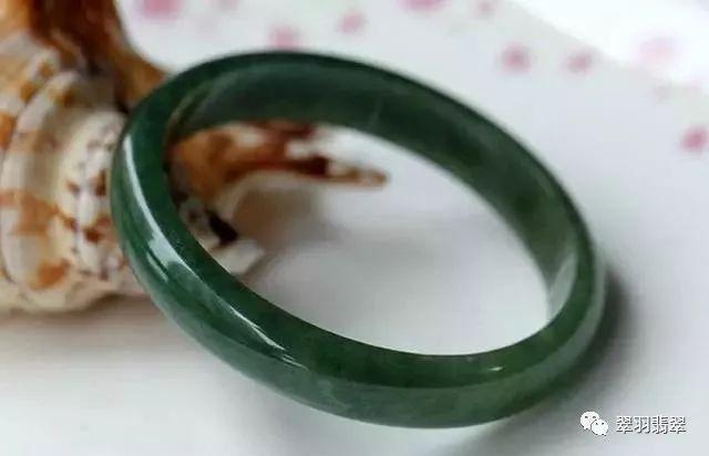 清代帝王绿翡翠手镯鉴宝视频,清朝翡翠手镯鉴宝-第20张图片-翡翠网 清代帝王绿翡翠手镯鉴宝视频,清朝翡翠手镯鉴宝-第20张图片-翡翠网