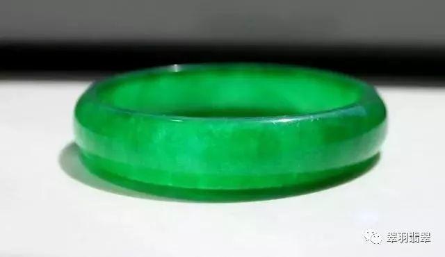 清代帝王绿翡翠手镯鉴宝视频,清朝翡翠手镯鉴宝-第24张图片-翡翠网 清代帝王绿翡翠手镯鉴宝视频,清朝翡翠手镯鉴宝-第24张图片-翡翠网