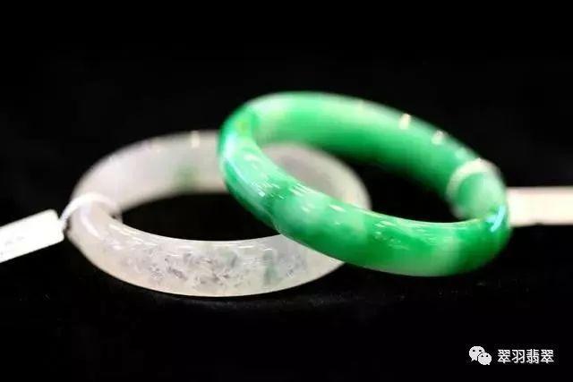 清代帝王绿翡翠手镯鉴宝视频,清朝翡翠手镯鉴宝-第25张图片-翡翠网 清代帝王绿翡翠手镯鉴宝视频,清朝翡翠手镯鉴宝-第25张图片-翡翠网