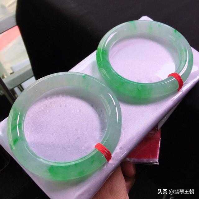 翡翠手镯里面有杂色好还是纯玉好的简单介绍-第1张图片-翡翠网 翡翠手镯里面有杂色好还是纯玉好的简单介绍-第1张图片-翡翠网