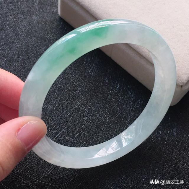 翡翠手镯里面有杂色好还是纯玉好的简单介绍-第4张图片-翡翠网 翡翠手镯里面有杂色好还是纯玉好的简单介绍-第4张图片-翡翠网