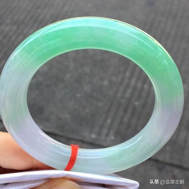 翡翠手镯里面有杂色好还是纯玉好的简单介绍-第5张图片-翡翠网 翡翠手镯里面有杂色好还是纯玉好的简单介绍-第5张图片-翡翠网