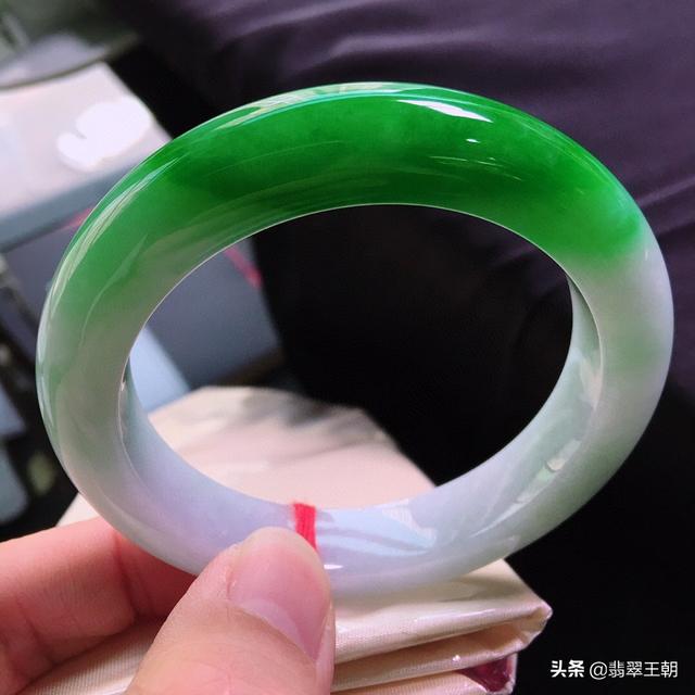 翡翠手镯里面有杂色好还是纯玉好的简单介绍-第8张图片-翡翠网 翡翠手镯里面有杂色好还是纯玉好的简单介绍-第8张图片-翡翠网