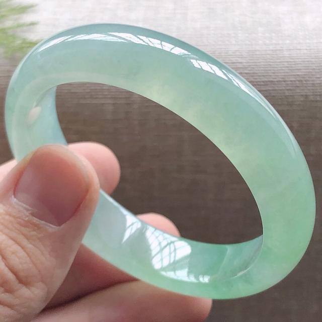 翡翠手镯满绿好还是飘绿好,翡翠手镯晴绿-第3张图片-翡翠网