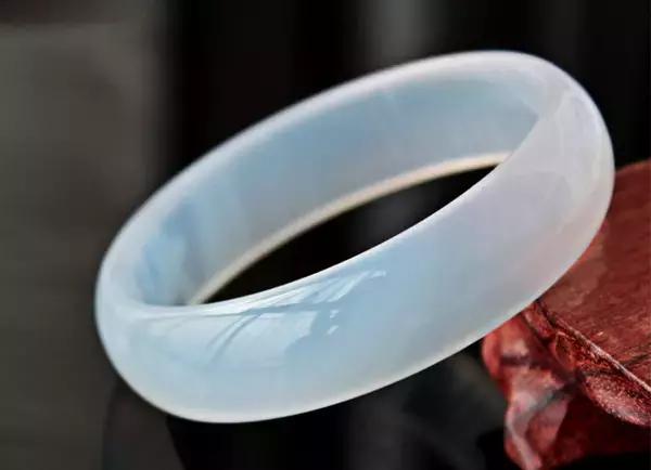 翡翠玉髓手镯鉴别,肉眼鉴别翡翠和玉髓-第7张图片-翡翠网