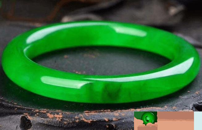 翡翠手镯有个小黑点翡翠手镯有黑点正常吗-第1张图片-翡翠网 翡翠手镯有个小黑点翡翠手镯有黑点正常吗-第1张图片-翡翠网