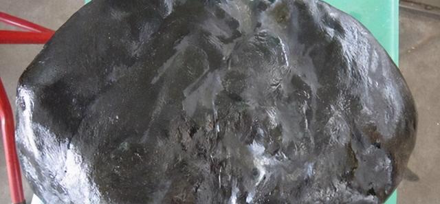 南齐白雾的翡翠原石黑皮白雾翡翠原石图片-第1张图片-翡翠网 南齐白雾的翡翠原石黑皮白雾翡翠原石图片-第1张图片-翡翠网