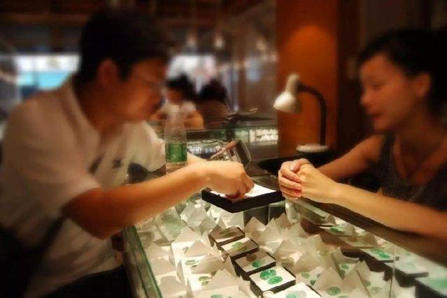 买翡翠手镯怎样量手寸,翡翠手镯怎样讲价-第1张图片-翡翠网 买翡翠手镯怎样量手寸,翡翠手镯怎样讲价-第1张图片-翡翠网