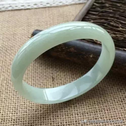 缅甸翡翠糯种手镯价格,缅甸翡翠玉手镯价位-第8张图片-翡翠网 缅甸翡翠糯种手镯价格,缅甸翡翠玉手镯价位-第8张图片-翡翠网