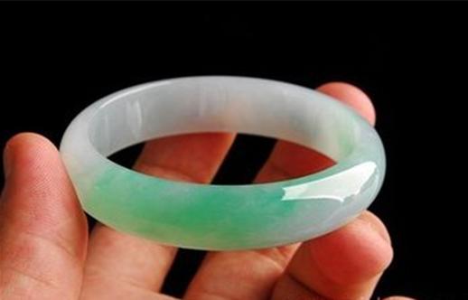 翡翠手镯戴大还是戴小翡翠手镯戴透-第2张图片-翡翠网 翡翠手镯戴大还是戴小翡翠手镯戴透-第2张图片-翡翠网