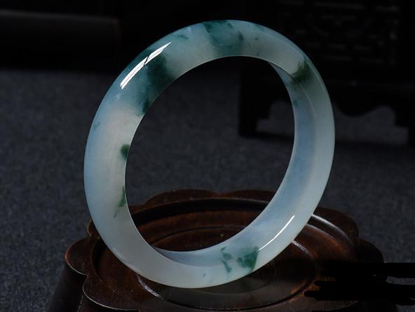 翡翠手镯戴大还是戴小翡翠手镯戴透-第4张图片-翡翠网 翡翠手镯戴大还是戴小翡翠手镯戴透-第4张图片-翡翠网