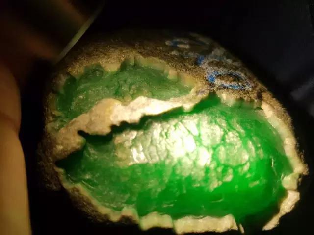 关于翡翠原石敲打有金属声响好吗的信息-第2张图片-翡翠网 关于翡翠原石敲打有金属声响好吗的信息-第2张图片-翡翠网