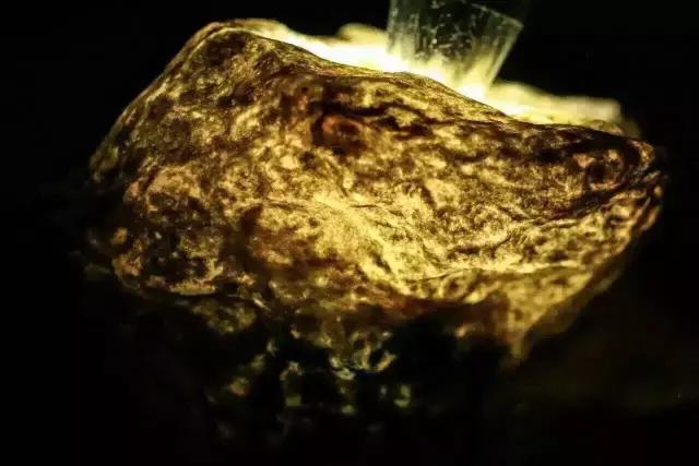 关于翡翠原石敲打有金属声响好吗的信息-第5张图片-翡翠网 关于翡翠原石敲打有金属声响好吗的信息-第5张图片-翡翠网