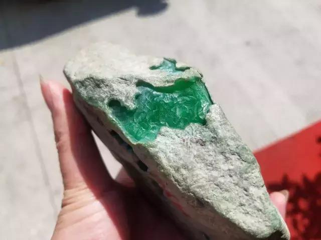 关于翡翠原石敲打有金属声响好吗的信息-第6张图片-翡翠网 关于翡翠原石敲打有金属声响好吗的信息-第6张图片-翡翠网