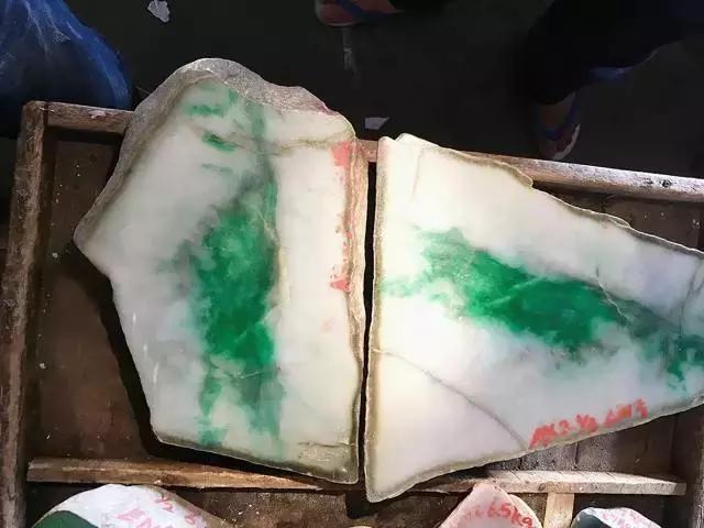 关于翡翠原石敲打有金属声响好吗的信息-第10张图片-翡翠网 关于翡翠原石敲打有金属声响好吗的信息-第10张图片-翡翠网