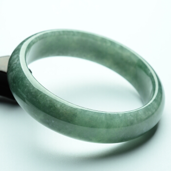 便宜豆种翡翠手镯价格豆种翡翠手镯价格大约是多少-第1张图片-翡翠网 便宜豆种翡翠手镯价格豆种翡翠手镯价格大约是多少-第1张图片-翡翠网