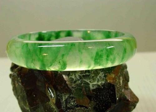 翡翠原石老坑是什么翡翠原石扒皮是什么意思-第1张图片-翡翠网 翡翠原石老坑是什么翡翠原石扒皮是什么意思-第1张图片-翡翠网